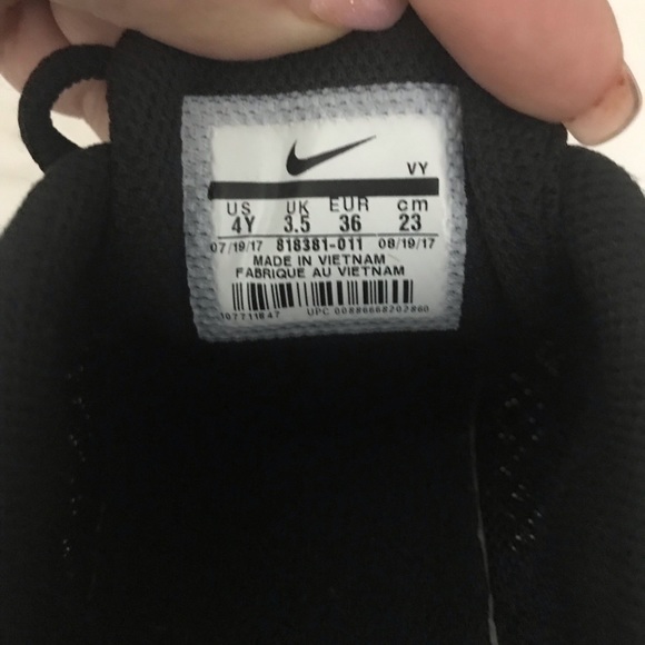 Sold! Nike blk /White EUC 4 youth - Picture 5 of 7